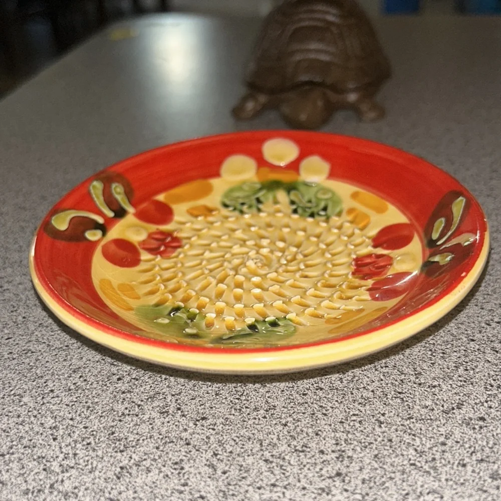 Garlic Grater Dish. Made in Spain by Elaboracion Artesanal Cerámica